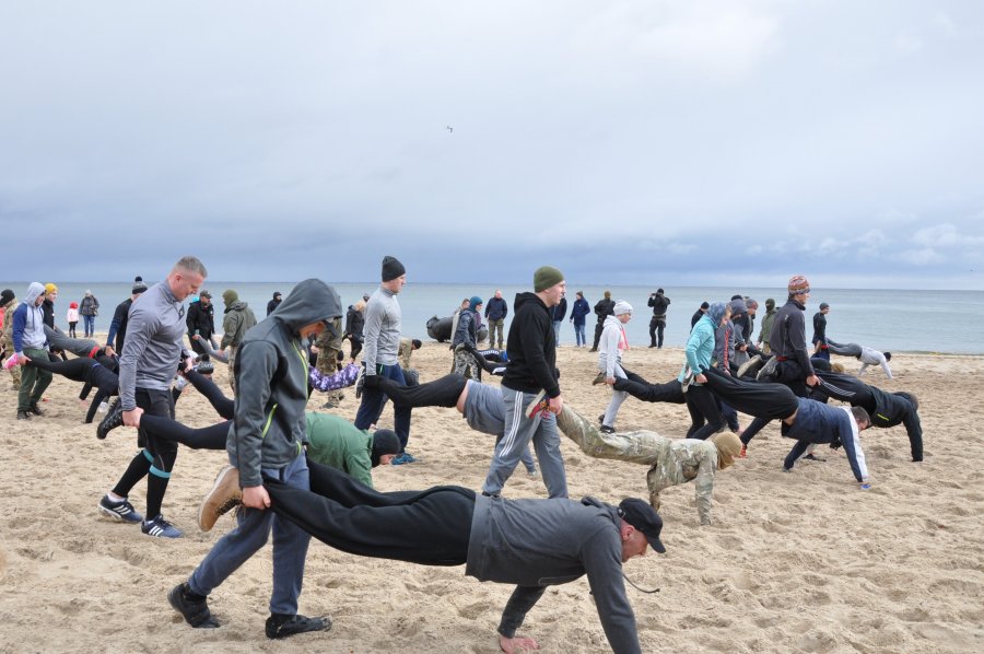 Trenowali na plaży w słusznej sprawie