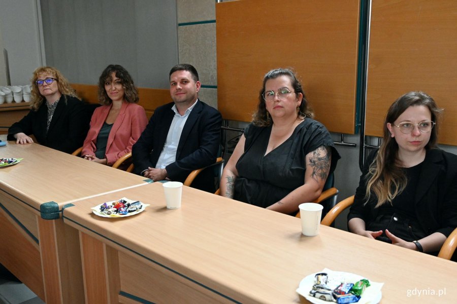 Uczestnicy spotkania w Urzędzie Miasta Gdyni (od lewej): Joanna Leman &ndash; kierownik Referatu Wsp&oacute;łpracy z Zagranicą Urzędu Miasta Gdyni, Celina Łozowska &ndash; kierowniczka Biura Miejskiego Konserwatora Zabytk&oacute;w w Gdyni, wiceprezydent Maciej Zielonka, mgr inż. arch. Alina Limańska-Michalska &ndash; kierownik Wydziału ds. Zabytk&oacute;w Nieruchomych Wojew&oacute;dzkiego Urzędu Ochrony Zabytk&oacute;w w Gdańsku oraz Luiza Skrzypkowska z Biura Miejskiego Konserwatora Zabytk&oacute;w w Gdyni 