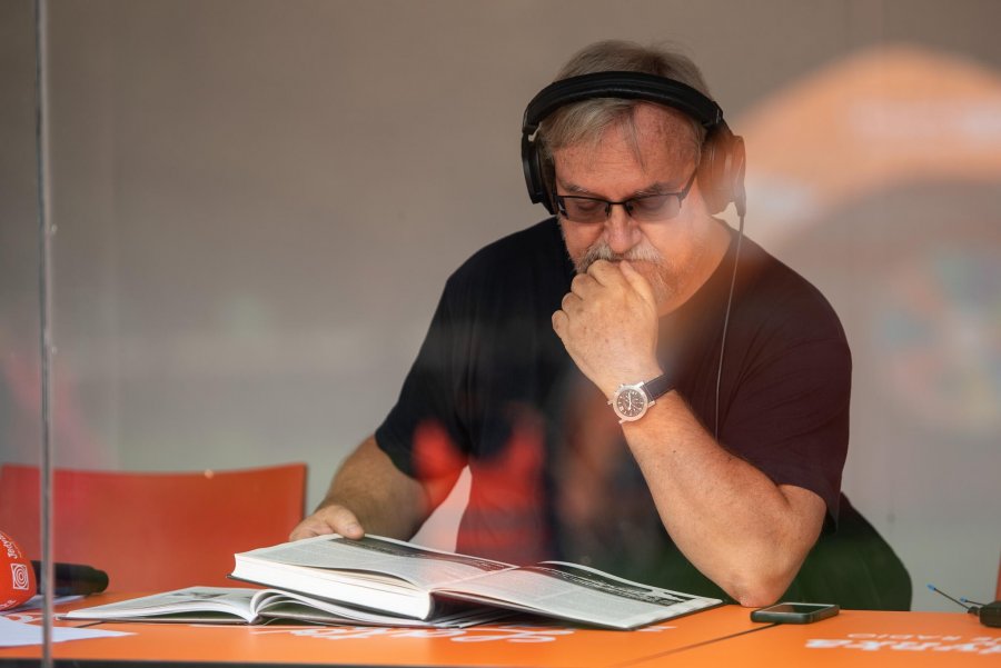 Plenerowe studia Polskiego Radia nadają z Gdyni przed „Lato z Radiem Festiwal”, fot. Dawid Linkowski