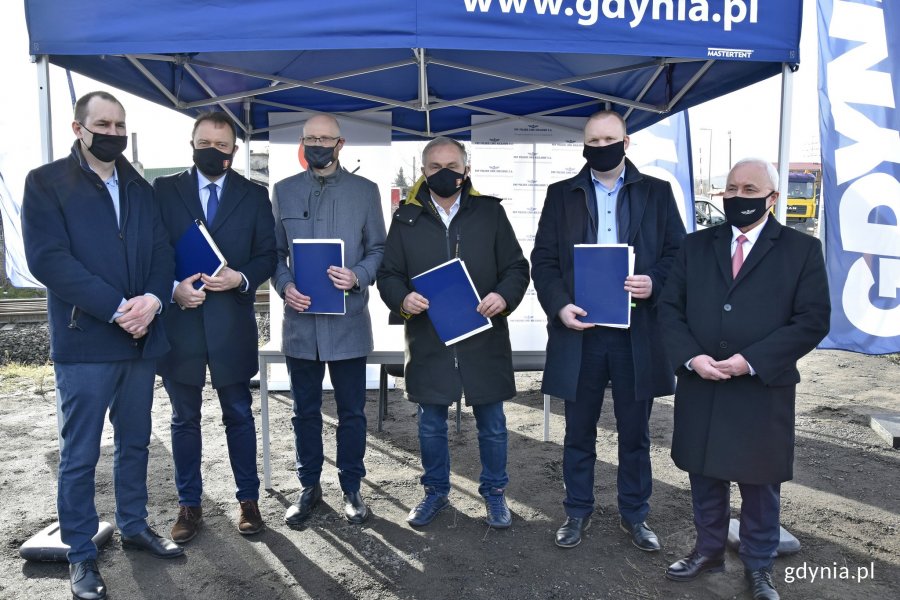 Przedstawiciele miasta Gdyni, PKP PLK oraz firmy STRABAG po podpisaniu umowy, fot. Magdalena Czernek