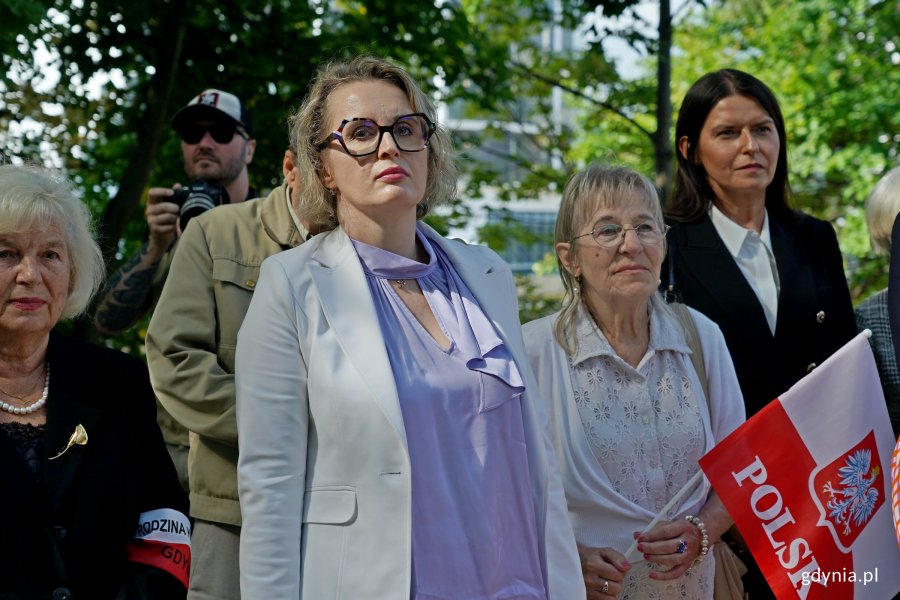 Radna Agnieszka Tokarska i Mariola Śrubarczyk-Cichowska – wiceprzewodnicząca Rady Miasta Gdyni podczas obchodów 86. rocznicy wybuchu II wojny światowej, które odbyły się na Cmentarzu Wojennym w Gdyni 