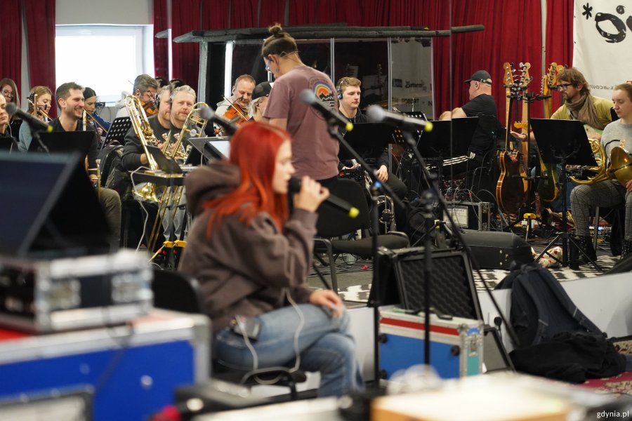 Margaret wraz z orkiestrą podczas pr&oacute;by koncertu w warszawskim studiu nagrań