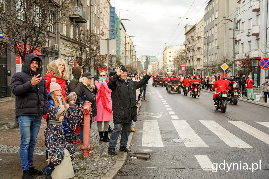 Barwny korowód mikołajowy na ulicach Gdyni. Fot. Mirosław Pieślak