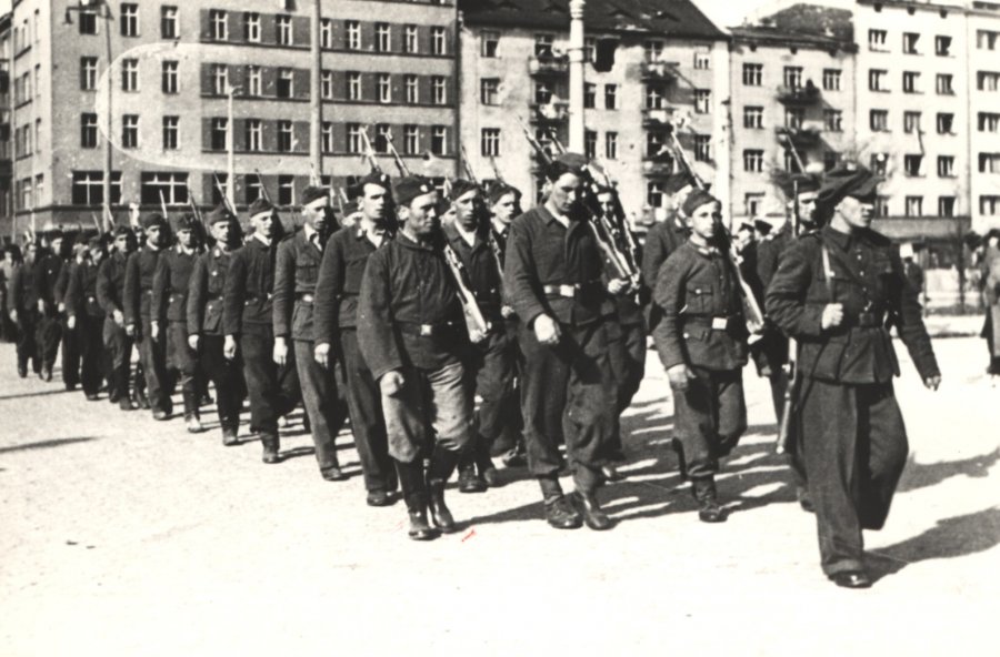 Defilada z okazji Dnia Zwycięstwa na ul. Świętojańskiej, na wysokości skweru Kościuszki w Gdyni, fot. nieznany, 8.05.1945 (zbiory Muzeum Miasta Gdyni, sygn. Rfot_I_101_2)