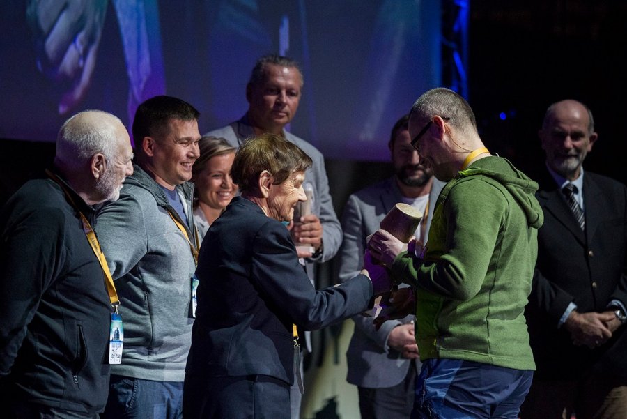 Sobota, drugi dzień, Szymon Kuczyński odbiera Kolosa za rok 2018 w kategorii "Żeglarstwo" z rąk kpt. Krystyny Chojnowskiej-Liskiewicz, fot. Przemysław KozłowskiSobota, drugi dzień Ogólnopolskich Spotkań Podróżników, Żeglarzy i Alpinistów oraz wręczenie pierwszych Kolosów, fot. Przemysław Kozłowski