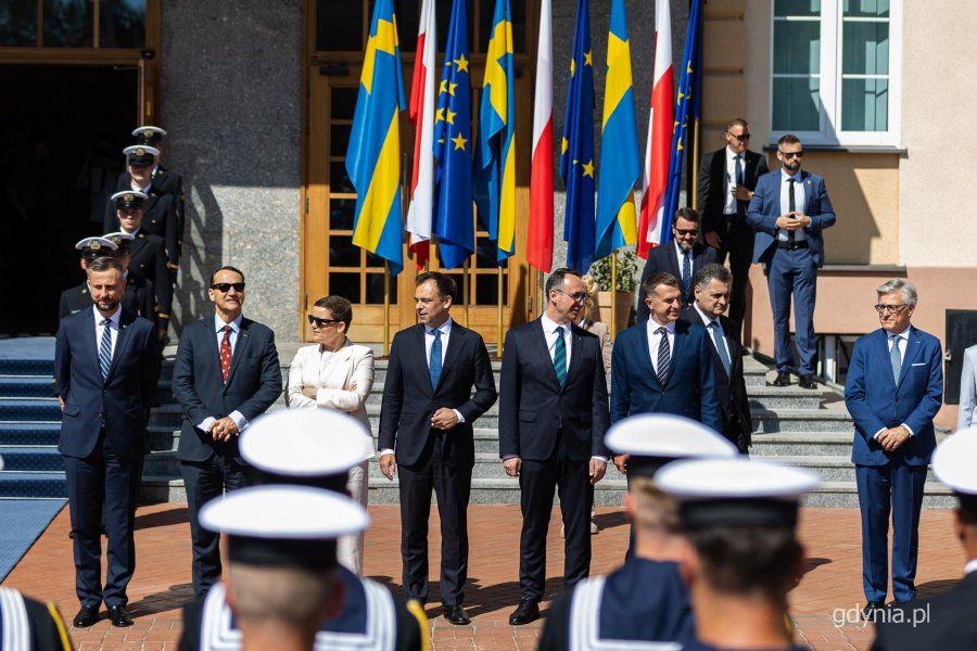 Polsko-szwedzkie rządowe konsultacje w Gdyni. Delegacje na terenie obiekt&oacute;w Akademii Marynarki Wojennej w Gdyni (fot. Kamil Złoch)