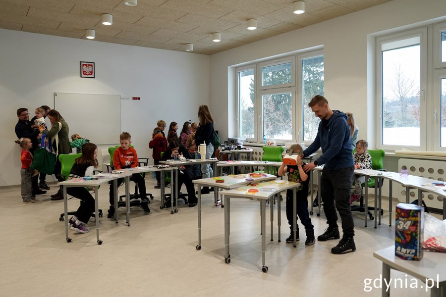 Mieszkańcy korzystający z atrakcji w sztabie ZSO nr 8 