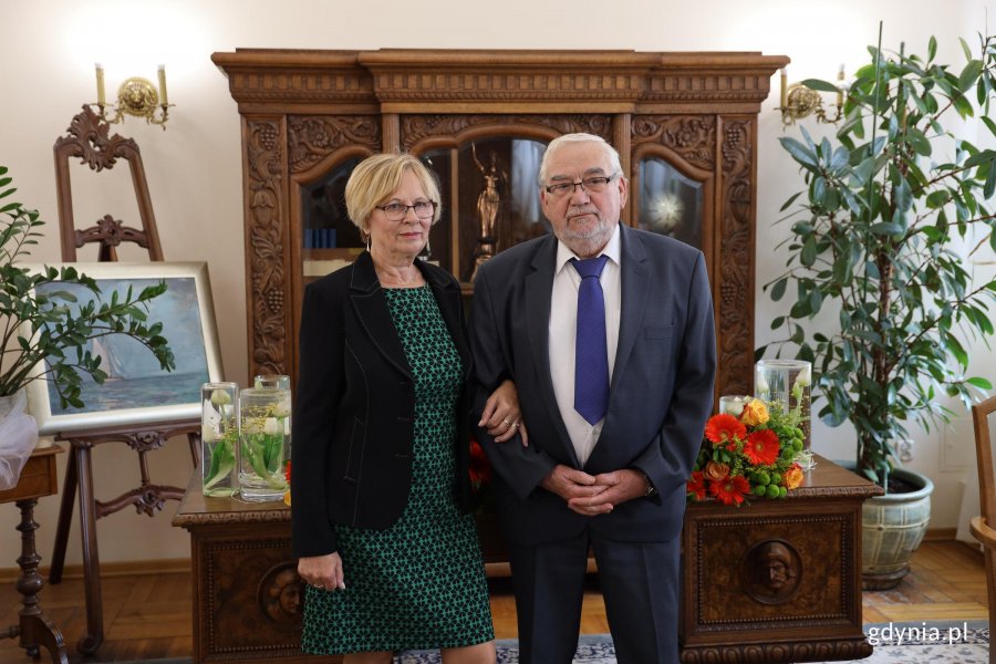 Mężczyzna w garniturze i kobieta w zielonej sukience