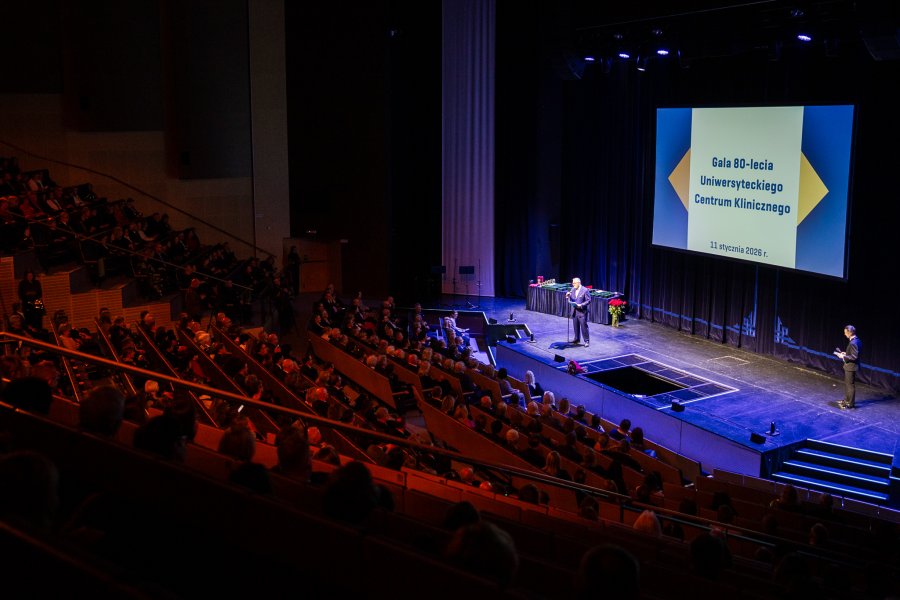 Scena i widownia w Teatrze Muzycznym podczas gali 80-lecia UCK