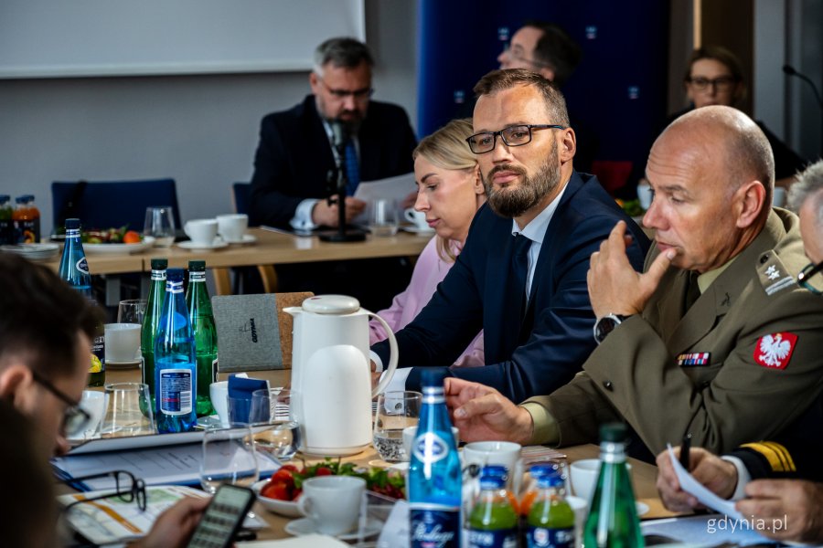 Posiedzenie sejmowej Komisji Infrastruktury w Porcie Gdynia – doradca Ministra Obrony Narodowej Maciej Samsonowicz (fot. Kamil Złoch)