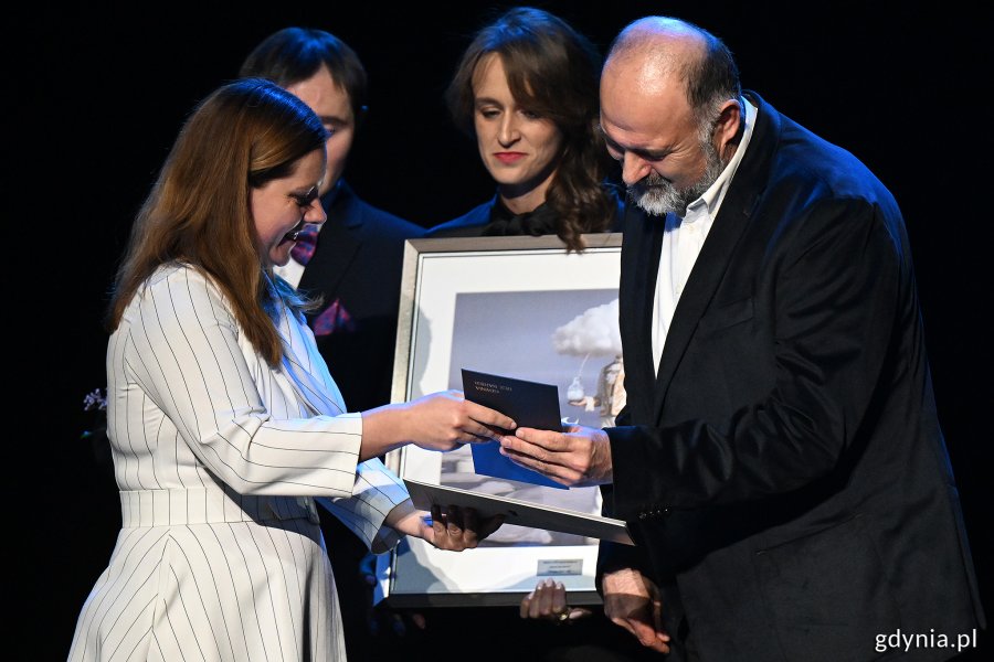 Na zdjęciu: prezydent Gdyni Aleksandra Kosiorek wraz z laureatem Bernardem Szycem (fot. Michał Puszczewicz)
