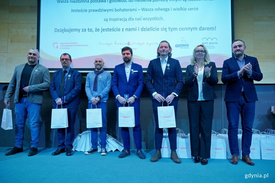 Odznaczeni honorowi dawcy krwi z Gdyni wraz z wiceprezydentem Tomaszem Augustyniakiem i dr hab. Marleną Robakowską &ndash; dyrektor Regionalnego Centrum Krwiodawstwa i Krwiolecznictwa w Gdańsku podczas gali 