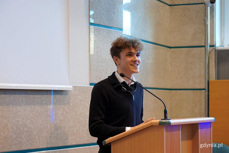 Prezentacje kandydat&oacute;w. Na zdjęciu Aleksy Żukowski