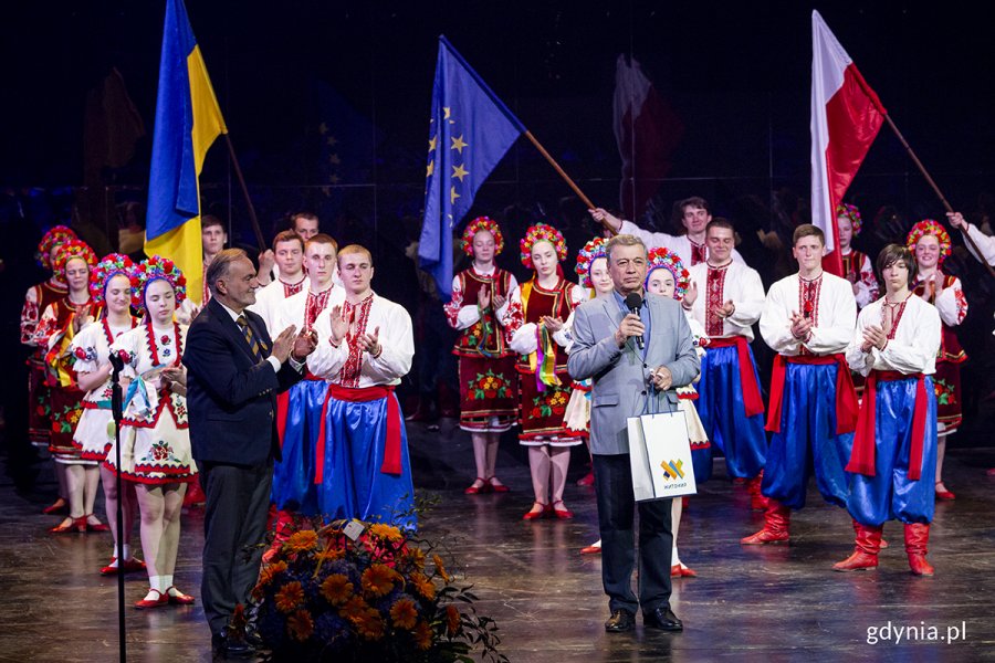 Prezydent Gdyni Wojciech Szczurek, kierownik zespołu tanecznego „Sonechko” oraz tancerze na scenie Teatru Muzycznego w Gdyni // fot. Przemysław Kozłowski