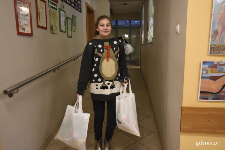 Pakowanie świątecznych paczek dla potrzebujących // fot. Magdalena Czernek