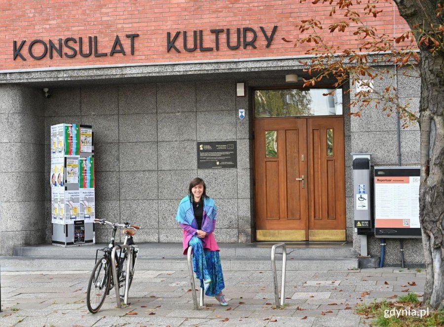 Magdalena Bochan-Jachimek przed siedzibą Konsulatu Kultury w Gdyni