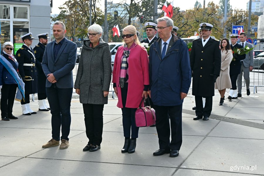 Gdyńscy samorządowcy (od lewej): radny Jakub Furkal, Joanna Zielińska - przewodnicząca Rady Miasta Gdyni oraz radni Elżbieta Sierżęga i Zenon Roda składający kwiaty przed pomnikiem Gdynian Wysiedlonych // fot. Magdalena Czernek