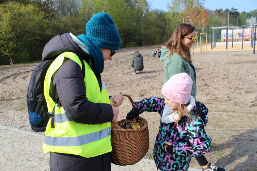 Sianie łąki kwietnej na witomińskiej polanie // fot. materiały prasowe LIS