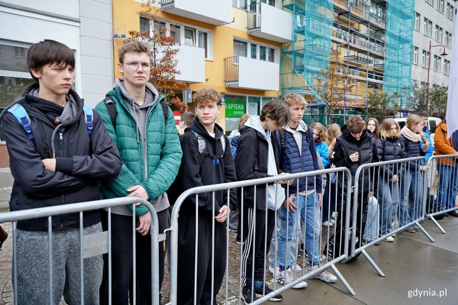 Uczniowie gdyńskich szkół zgromadzeni podczas uroczystości upamiętniających 86. rocznicę pierwszych wysiedleń gdynian