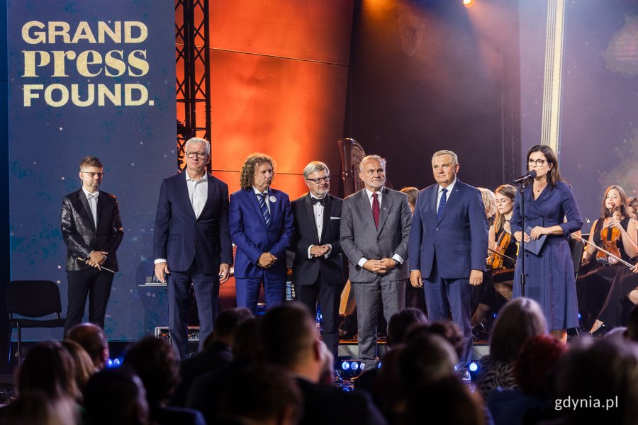 Gala Medalu Wolności Słowa w Europejskim Centrum Solidarności w Gdańsku - trzeci od prawej strony prezydent Gdyni, Wojciech Szczurek, fot. Karol Stańczak