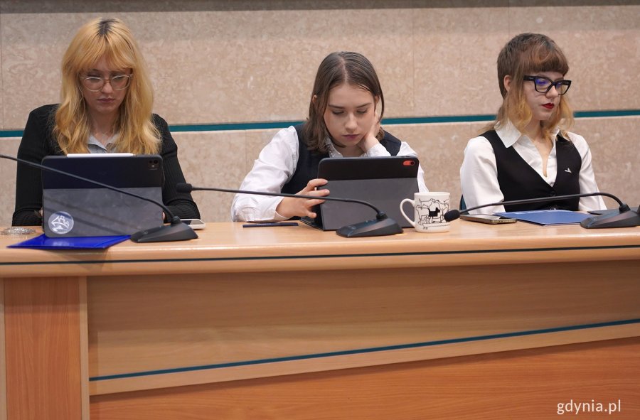 na zdjęciu młode kobiety z rady prezydialnej MRM