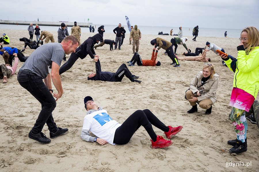 Mieszkańcy ćwiczą na plaży z komandosami.