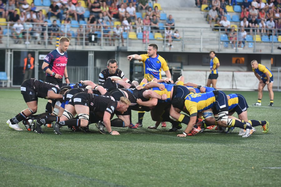 Zawodnicy Rugby Club Arka Gdynia podczas rozgrywania meczu na stadionie. 