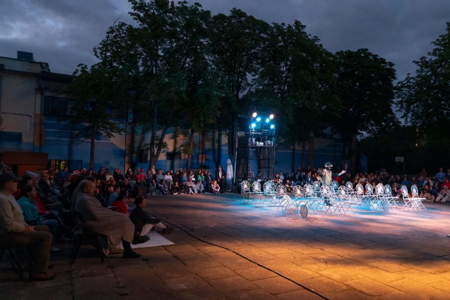 Zdjęcie z pokazu spektaklu &bdquo;Aqua sapiens&rdquo; na placu przed krytą pływalnią Szkoły Podstawowej nr 40 w ramach festiwalu &bdquo;Pociąg do Miasta&rdquo; (fot. Anna Bobrowska)