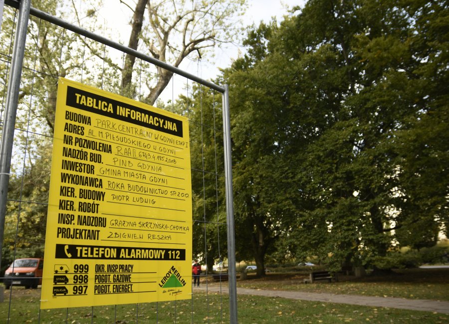 Symboliczne pierwsze łopaty na placu budowy Parku Centralnego w Gdyni, fot. Kamil Złoch