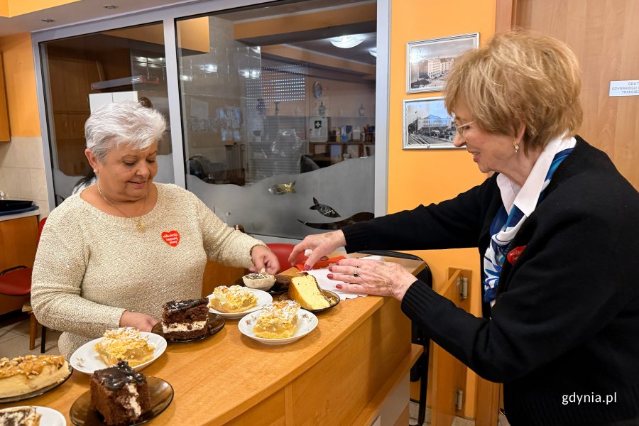 Kawiarenka z ciastami w Centrum Aktywności Seniora podczas 34. finału WOŚP