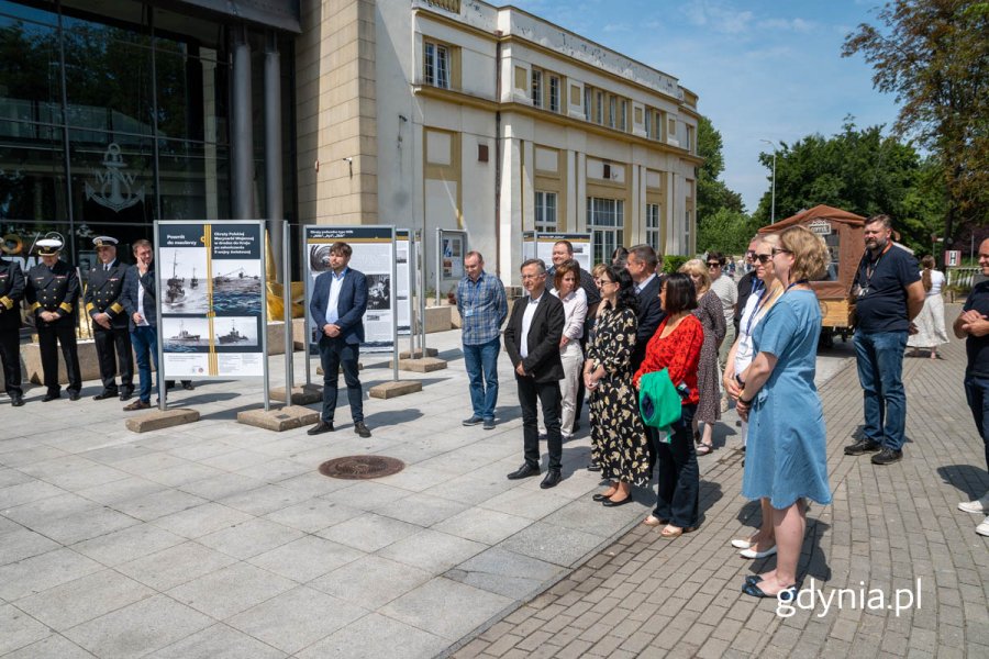 Wydarzenie zgromadziło wielu gości, w tym mieszkańców Gdyni, miłośników historii oraz przedstawicieli środowisk wojskowych.