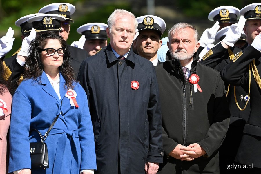Od lewej: Wojciech Szczurek - prezydent Gdyni, senator Sławomir Rybicki, Dorota Arciszewska-Mielewczyk - prezes Polskich Linii Oceanicznych podczas uroczystości z okazji Narodowego Święta Konstytucji 3 Maja // fot. Michał Puszczewicz
