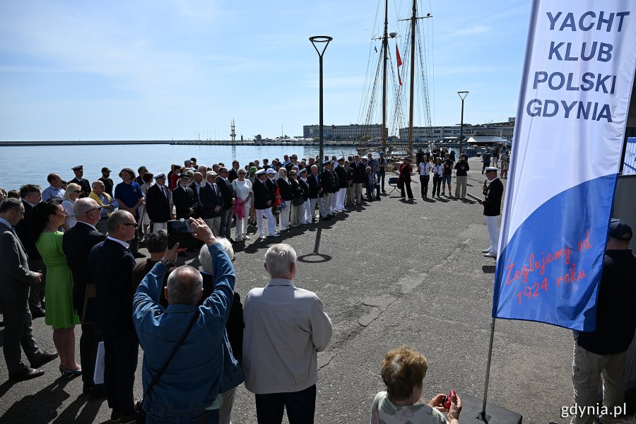 Uczestnicy inauguracji sezonu w YACHT KLUBIE POLSKI GDYNIA (fot. Michał Puszczewicz)