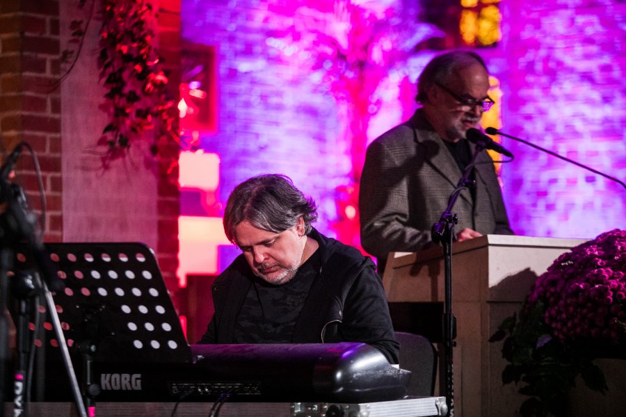 Podczas Zaduszek Jazzowych zagrał m.in. Artur Jurek. Przy mikrofonie - prowadzący Leszek Dranicki // fot. Karol Stańczak