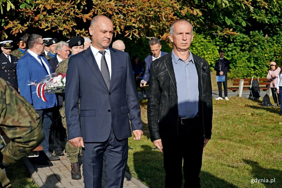 Radni dzielnicy Babie Doły składający kwiaty pod Obeliskiem Obrońc&oacute;w Kępy Oksywskiej podczas uroczystości z okazji 87. rocznicy zakończenia walk w obronie Kępy Oksywskiej 