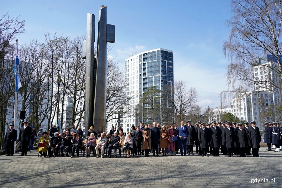 Uczestnicy uroczystości z okazji Dnia Pamięci Ofiar Zbrodni Katyńskiej zgromadzeni na Cmentarzu Wojennym w Redłowie