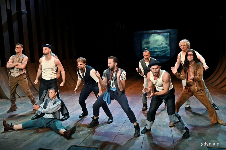 Zdjęcie z pr&oacute;by medialnej spektaklu &bdquo;Moby Dick&rdquo; w Teatrze Muzycznym w Gdyni. Scena zbiorowa