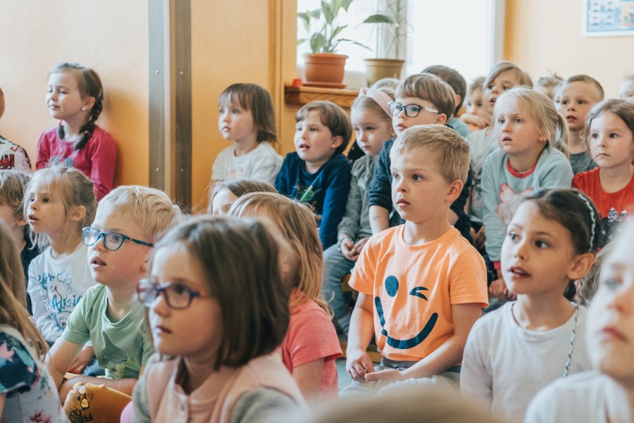 Dzieci na widowni spektaklu
