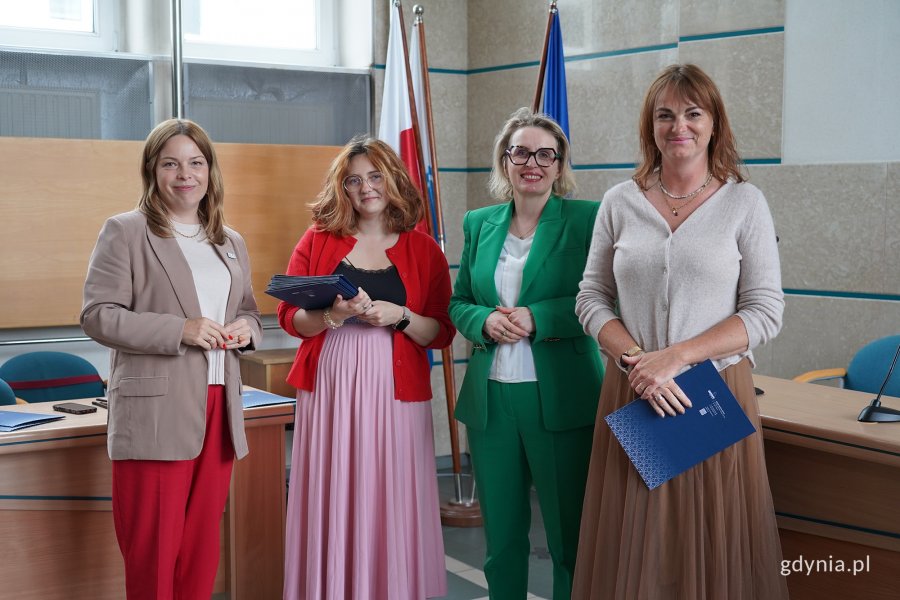 Na zdjęciu od lewej: wiceprezydentka Gdyni Oktawia Gorzeńska (przewodnicząca rady w I kadencji), koordynatorka ds. Praw Człowieka Marta Otrębska i Agnieszka Tokarska &ndash; wiceprzewodnicząca rady w I kadencji oraz członkini Gdyńskiej Rady Kobiet II kadencji Dagmara W&oacute;jcik-Fudalewska (fot. Karolina Szypelt)