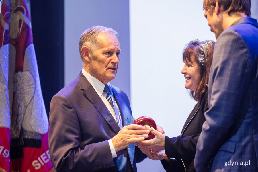 Od lewej: Aleksander Gosk - wieloletni prowadzący galę odznaczeń „Bohaterom Sierpnia '80 Gdynia” odbiera podziękowania od Małgorzaty Zwiercan i Michała Kanikuły podczas wydarzenia z okazji 13-lecia powstania Fundacji Pomorska Inicjatywa Historyczna // fot. Karol Stańczak