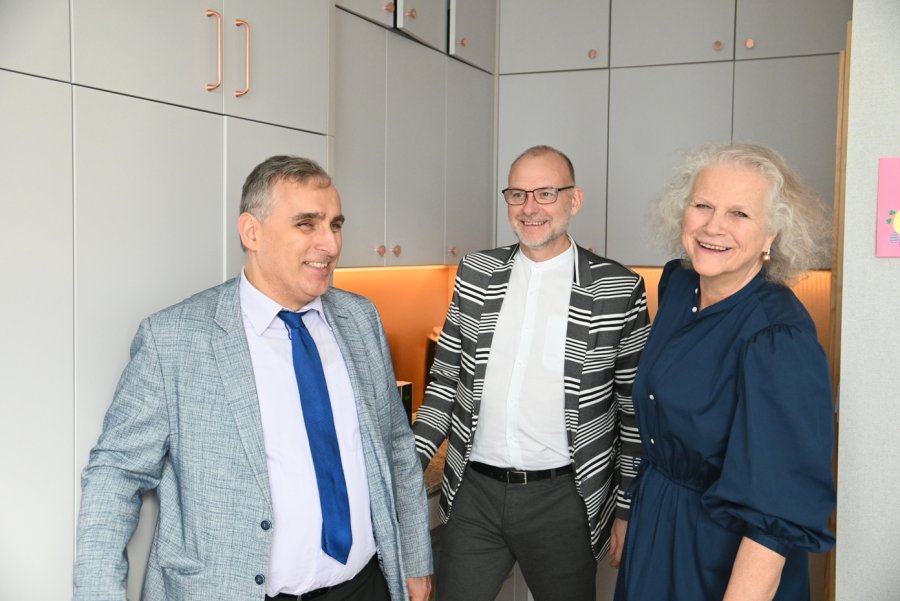 Dariusz Majorek, dyrektor gdańskiego oddziału PFRON, Michał Guć, wiceprezydent Gdyni ds. innowacji i dyrektorka Centrum Rehabilitacji Ośrodka Wczesnej Interwencji Magdalena Kownacka. Fot. Zygmunt Gołąb 