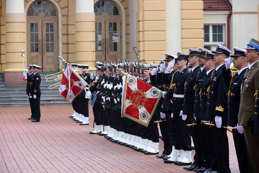 Uroczystość promocji oficerskiej rozpoczęła się od wprowadzenia pododdziałów oraz pocztów sztandarowych Kompanii Reprezentacyjnej Marynarki Wojennej oraz Akademii Marynarki Wojennej // fot. Krzysztof Miłosz