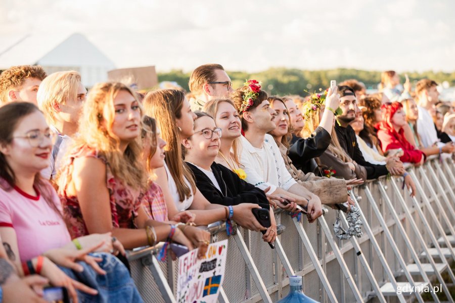 Uczestnicy festiwalu bawiący się przed sceną gł&oacute;wną