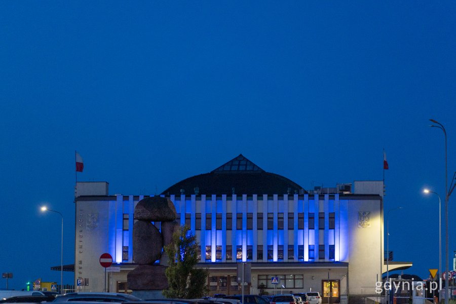 Muzeum Emigracji rozbłysło na niebiesko (fot. Magdalena Starnawska)