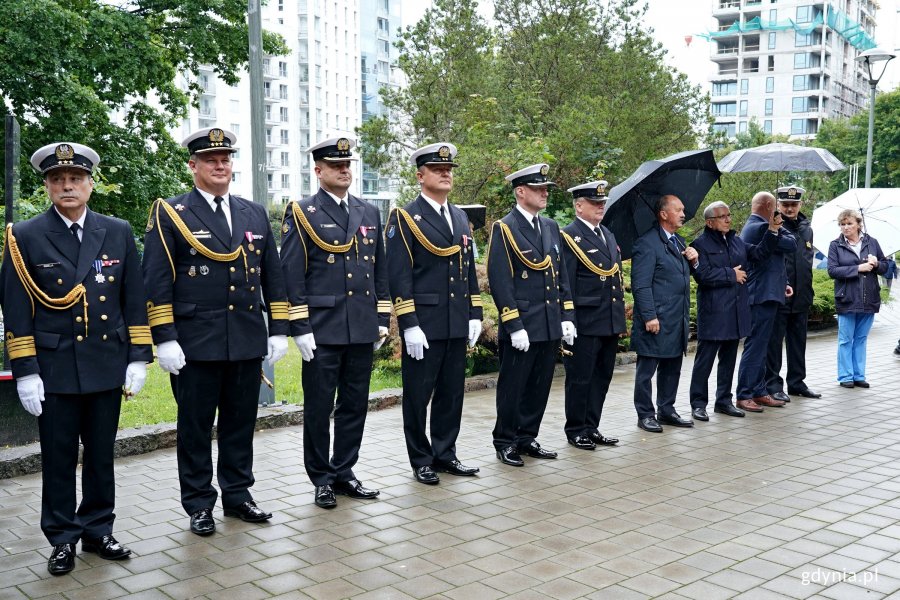 Przedstawiciele Marynarki Wojennej RP podczas uroczystości  z okazji 87. rocznicy wybuchu II wojny światowej na Cmentarzu Wojennym w Redłowie 