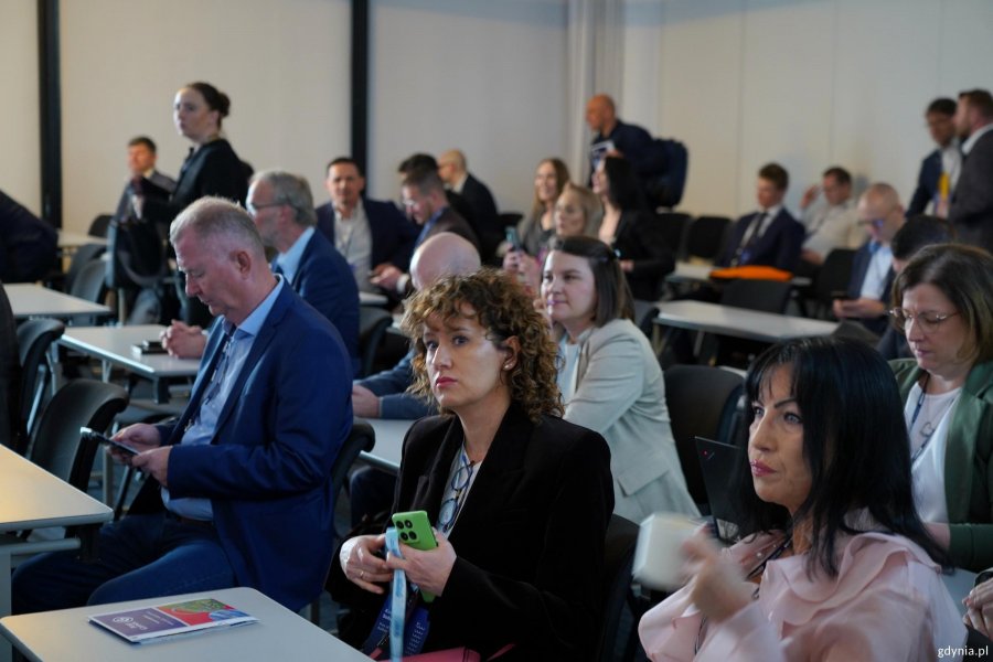 Uczestnicy konferencji Transport Week siedzą na sali