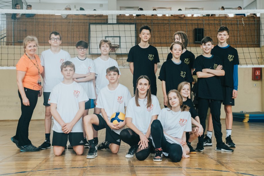 Uczniowie w strojach sportowych