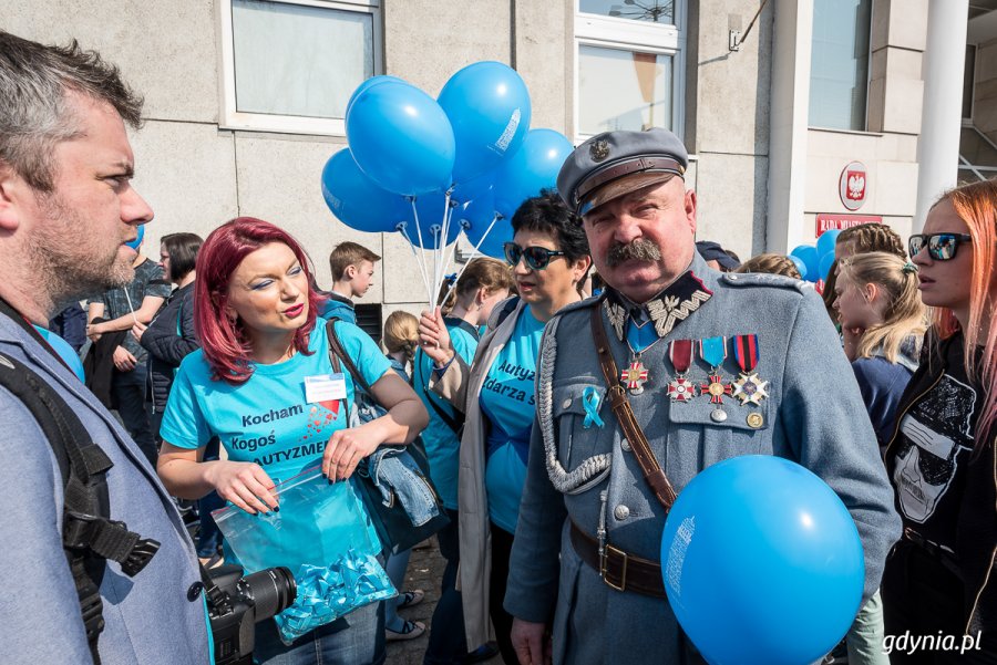 Obchody Światowego Dnia Wiedzy o Autyzmie na ulicach Gdyni // fot. D. Linkowski