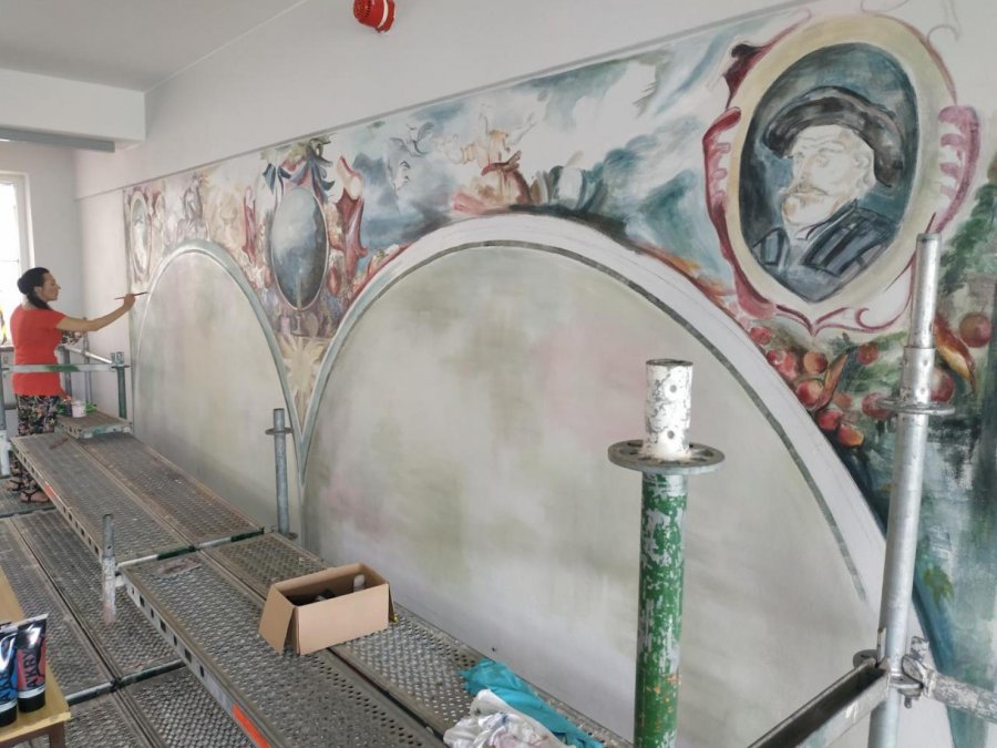 Artystka przy pracy - malująca malowidło ścienne, które zdobi jedną ze ścian w budynku Wydziału Nawigacyjnego Uniwersytetu Morskiego // fot. materiały prasowe 