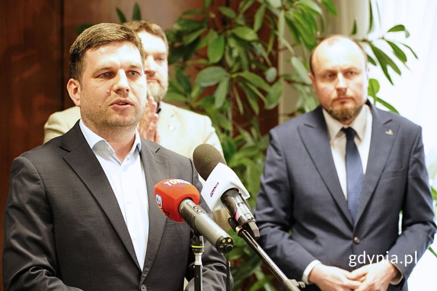 Maciej Zielonka, wiceprezydent Gdyni, stojący przy mikrofonach